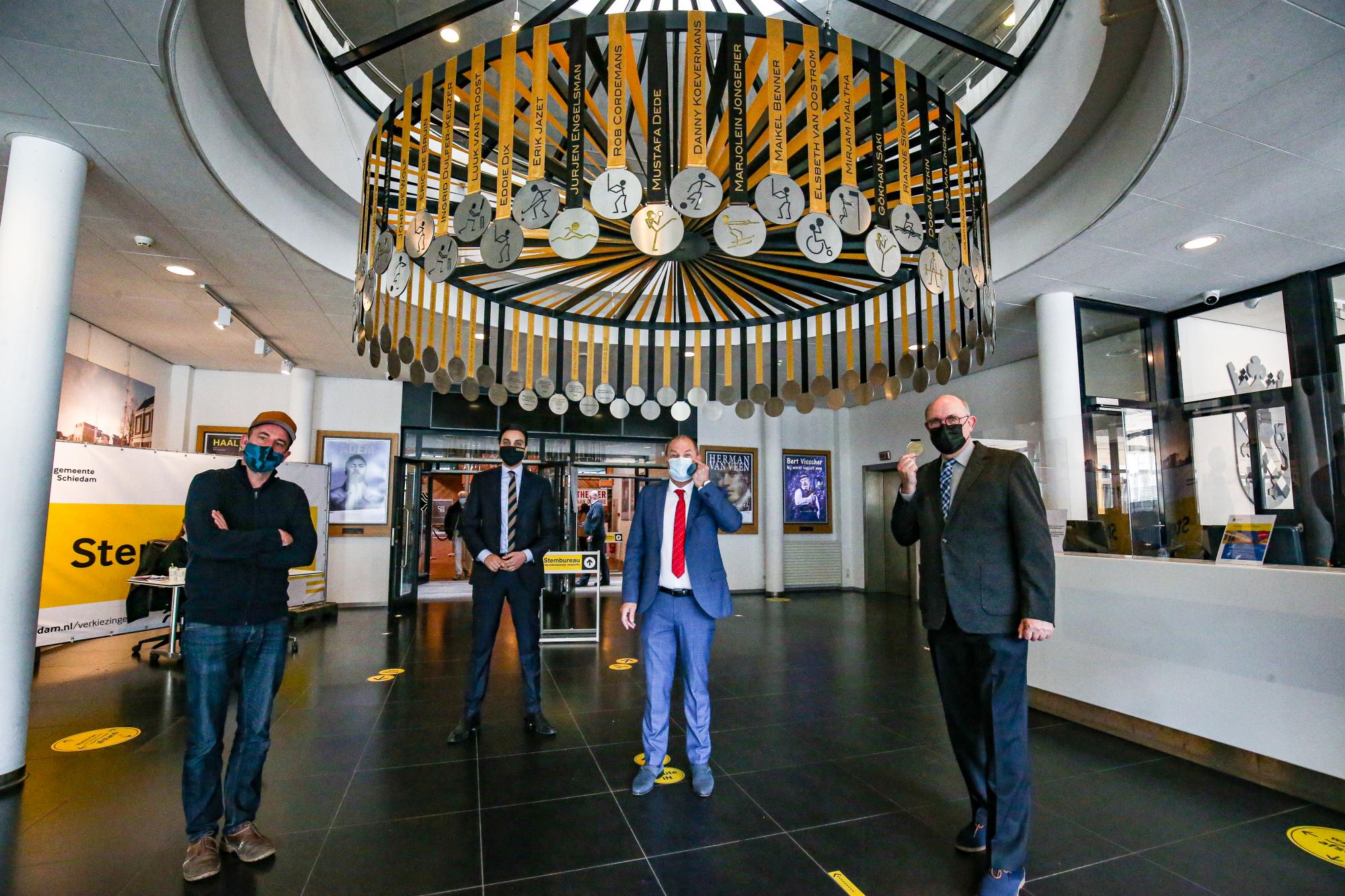 Kunstenaar Willem Besselink, wethouder Fahid Minhas en de raadsleden Bertus Feelders en Jaap Pegtel