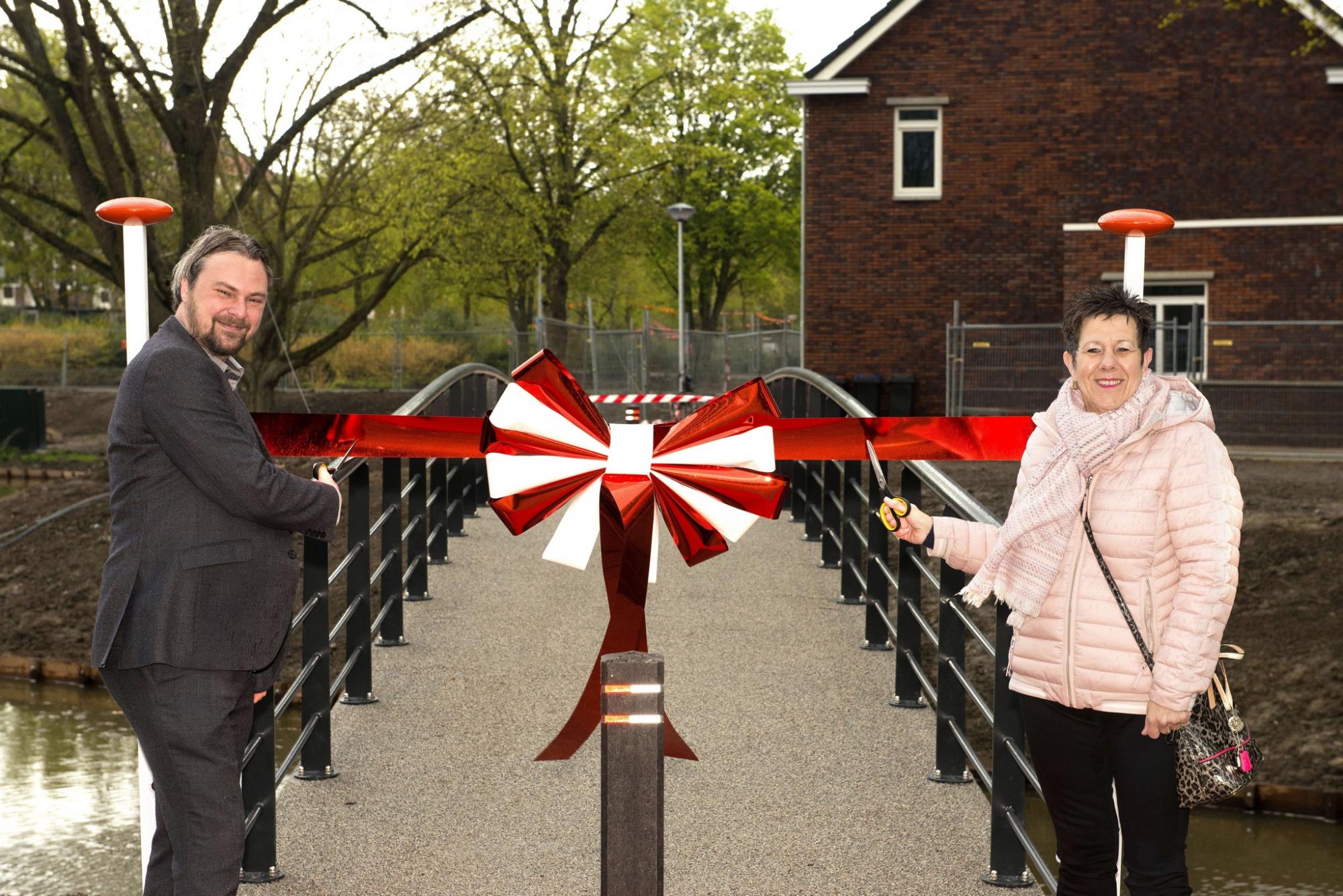 Wethouder Jeroen Ooijevaar en Nel van Oudenaarde van de BVSO openen de brug.