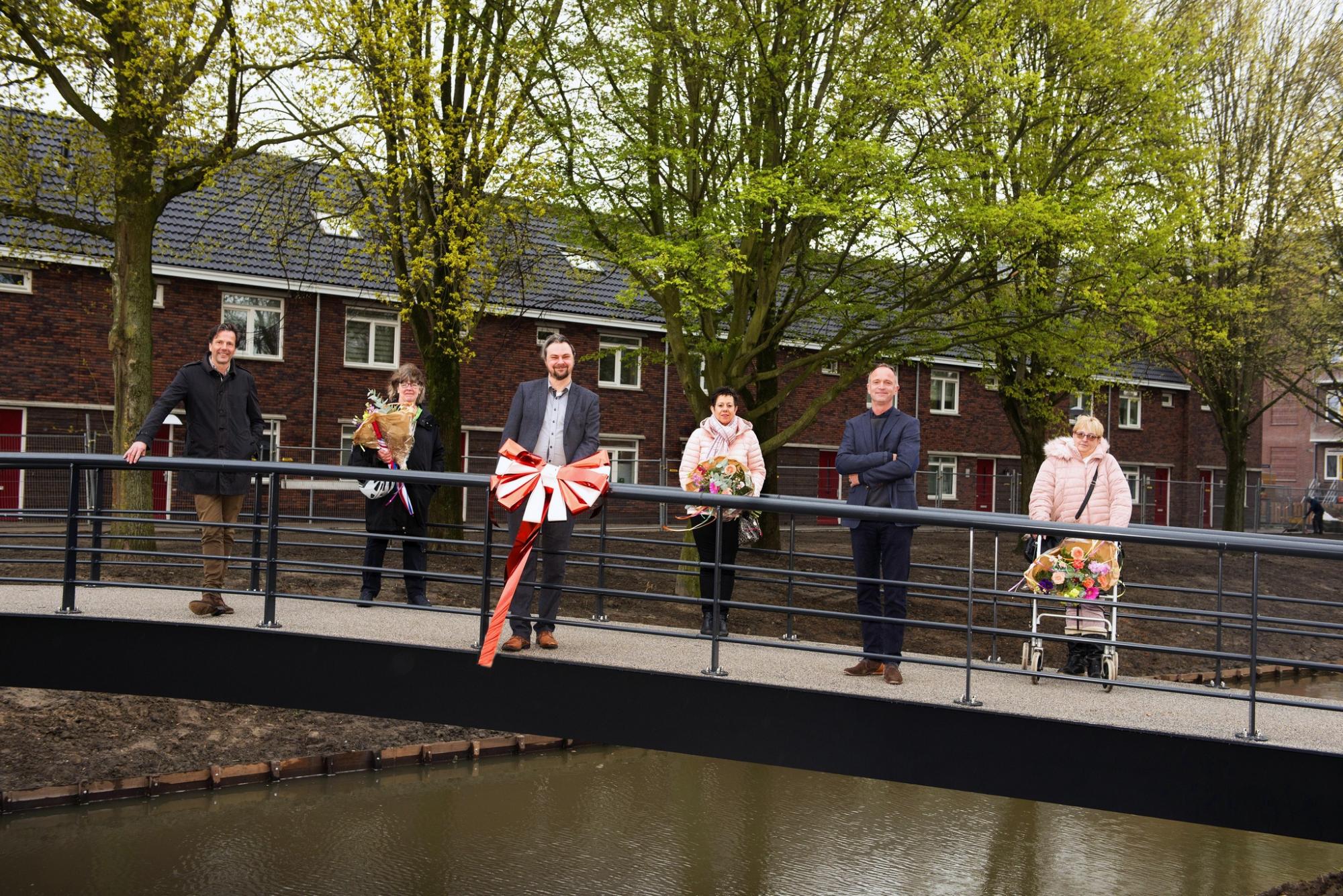 v.l.n.r. Emile Klep (directeur-bestuurder Woonplus), Rony Haque (bewoner), Jeroen Ooijevaar (wethouder gemeente Schiedam), Nel van Oudenaarde (BVSO), Job van Zomeren (directeur ERA Contour) en Jolanda van Wijnen (bewoner)