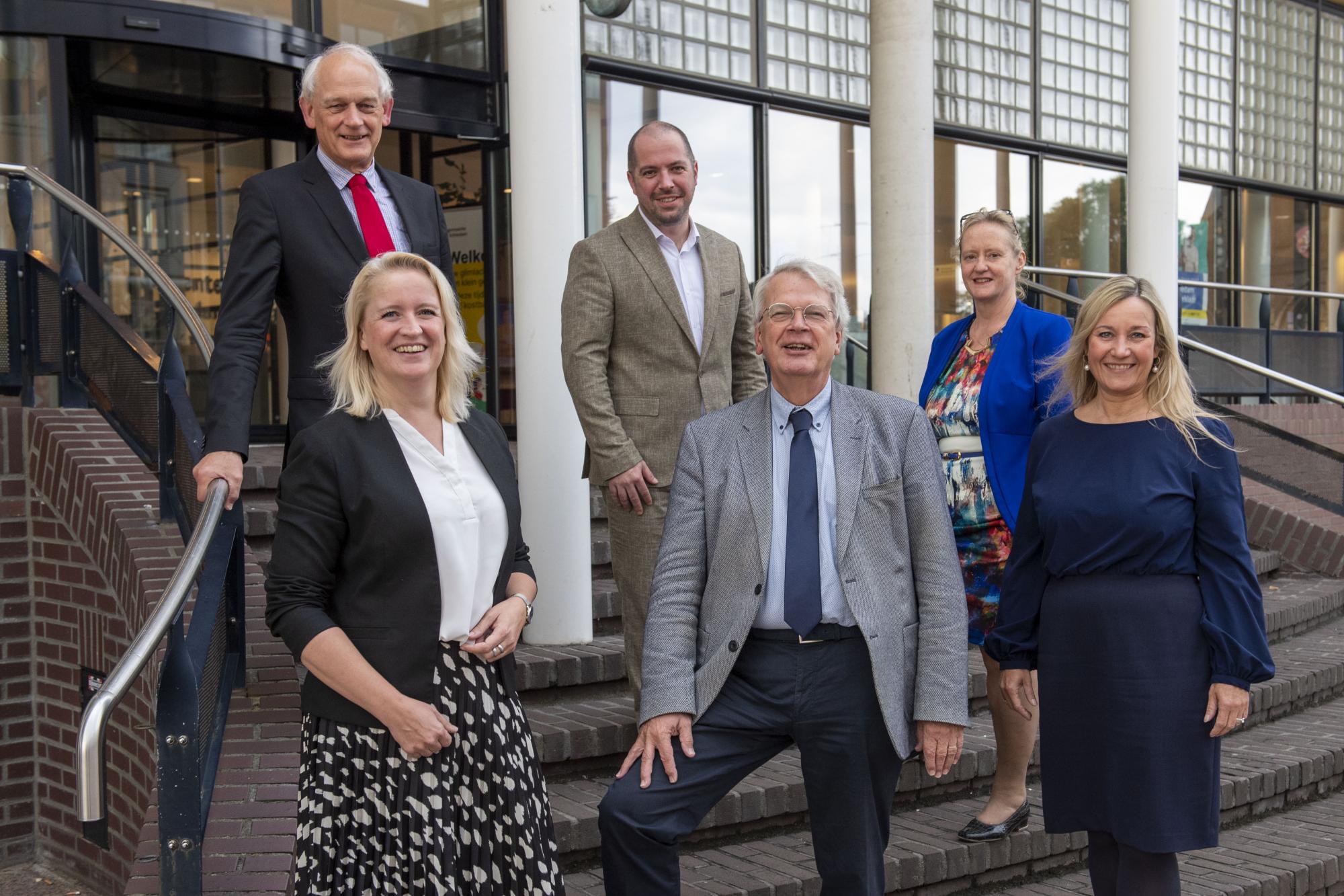 Burgemeester Cor Lamers, de wethouders Patricia van Aaken, Duncan Ruseler, Marcel Houtkamp en Antoinette Laan, en gemeentesecretaris Caroline Bos