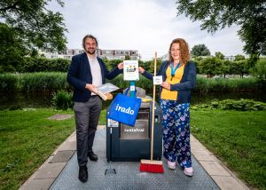 Eerste containeradoptant Anouska Vleer ontvangt van wethouder Jeroen Ooijevaar het startpakket