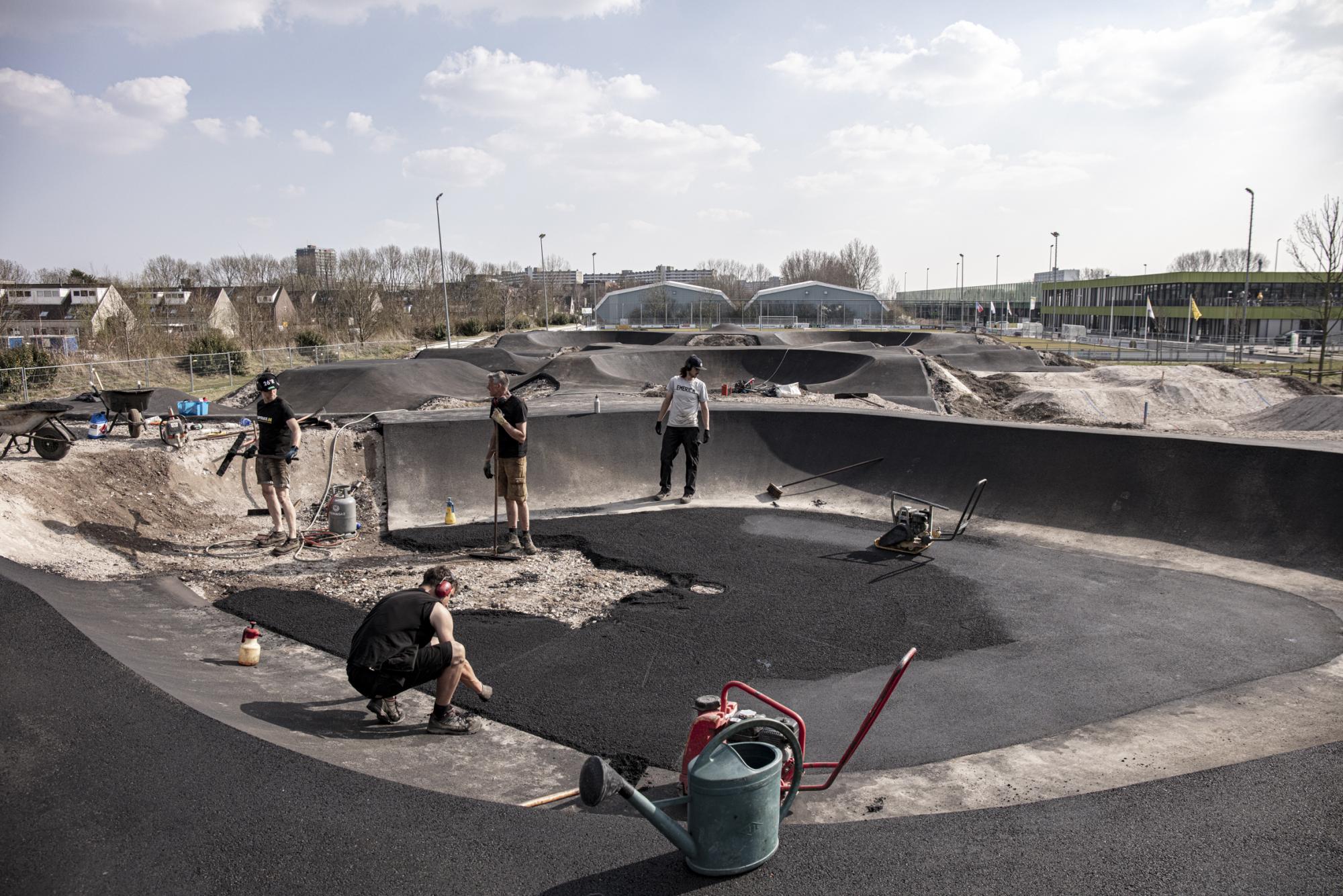 Aanleg van de pumptrack bij Sportpark Willem-Alexander in maart 2022.