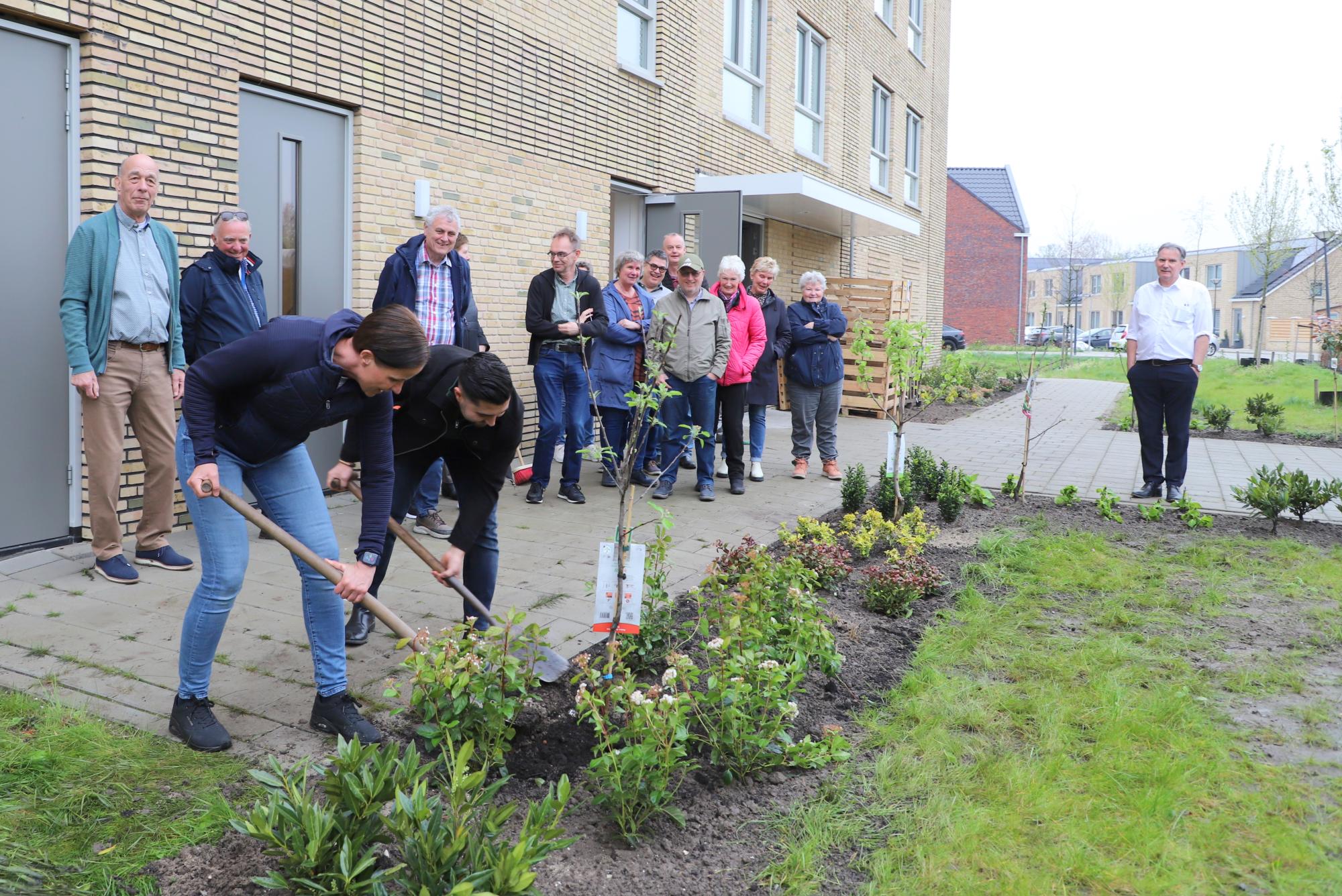 Bewoners leggen tuin aan