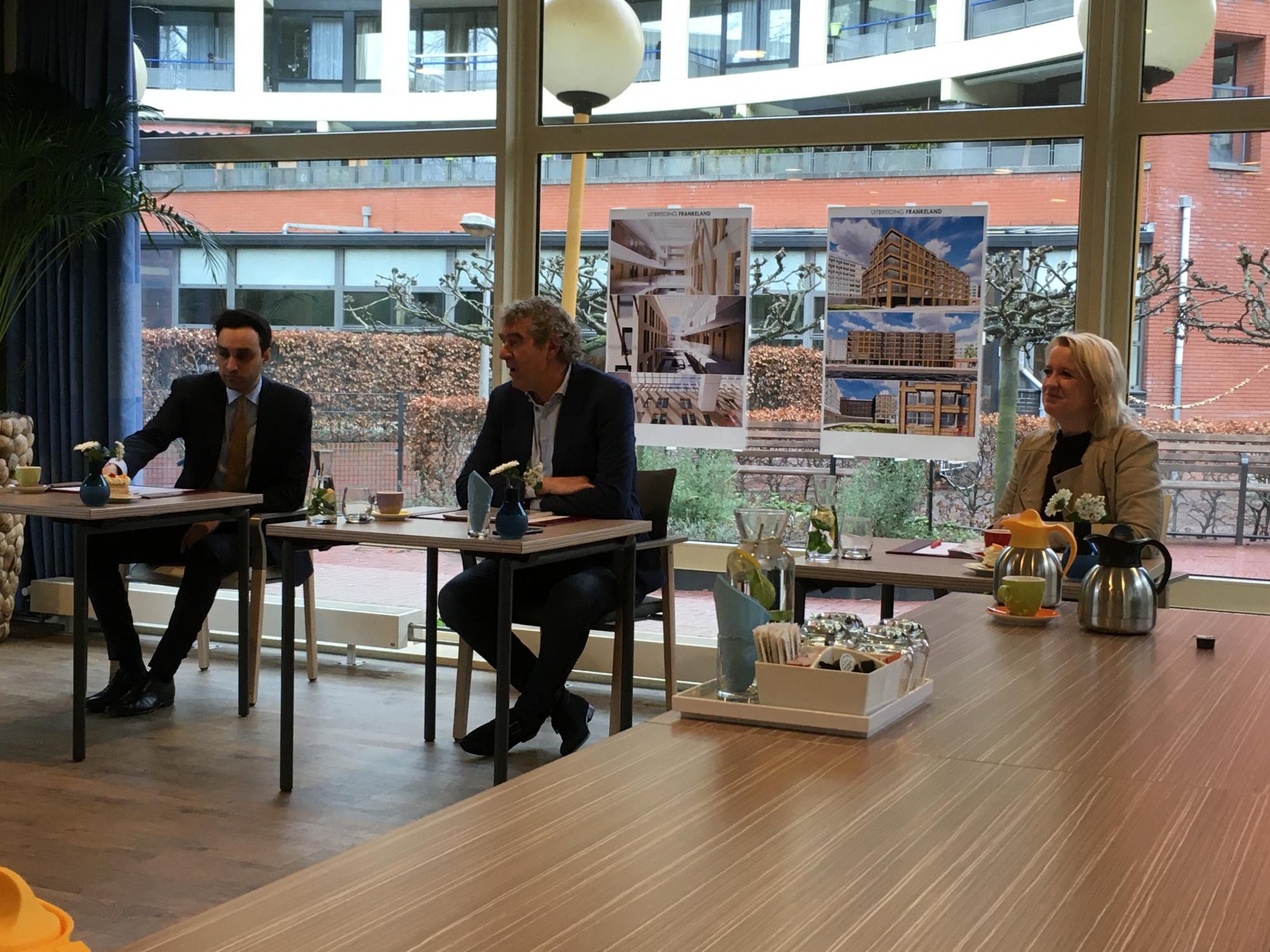 Foto van het ondertekenen van de anterieure exploitatieovereenkomst