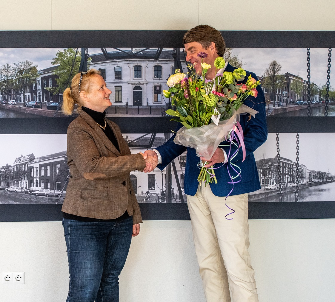 "Foto: Wethouder Antoinette Laan feliciteert Pieter Sneep, voorzitter van de Stichting Ondernemersfonds Vijfsluizen, met de derde bedrijveninvesteringszone"