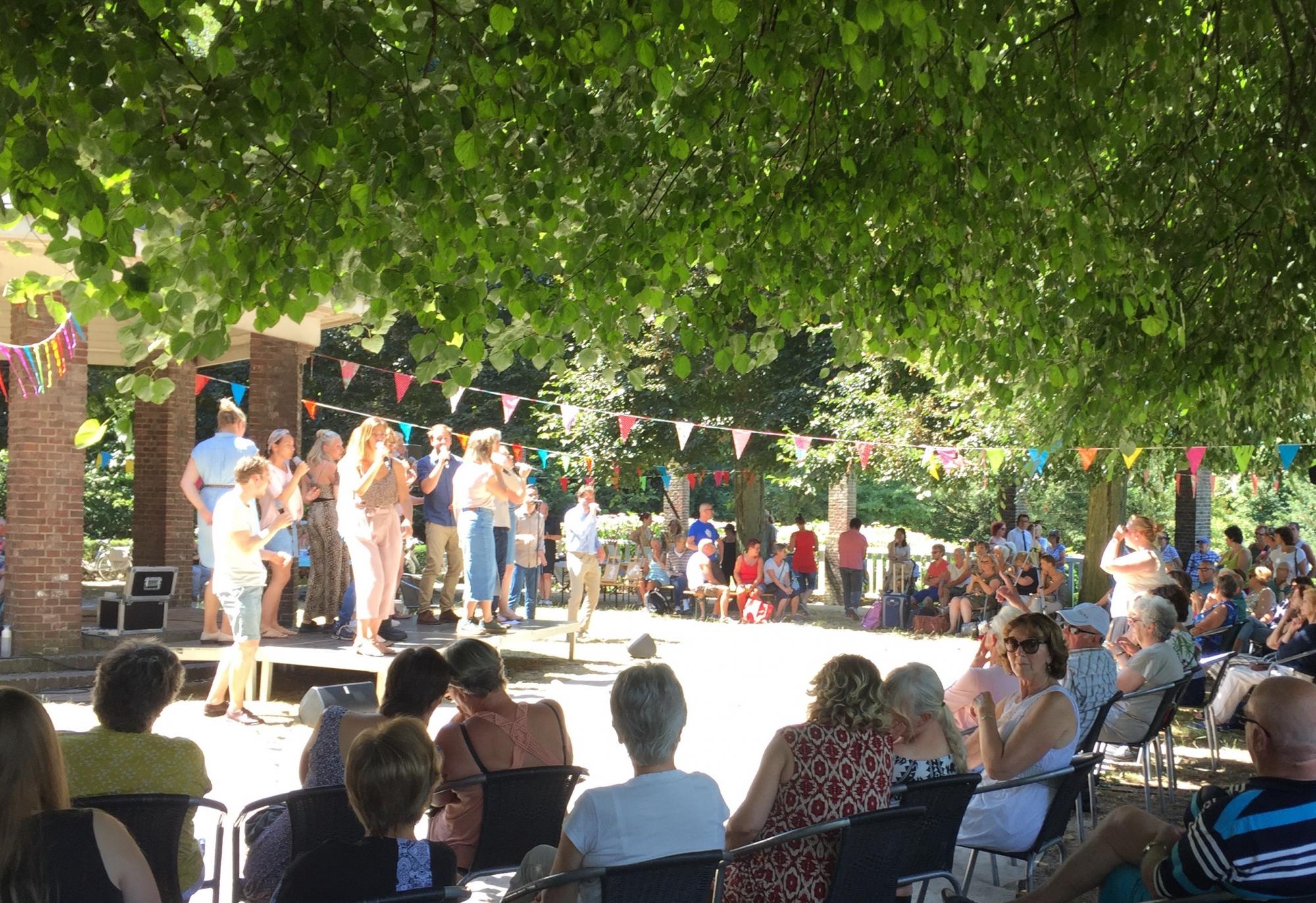 "Foto van het podium met publiek"