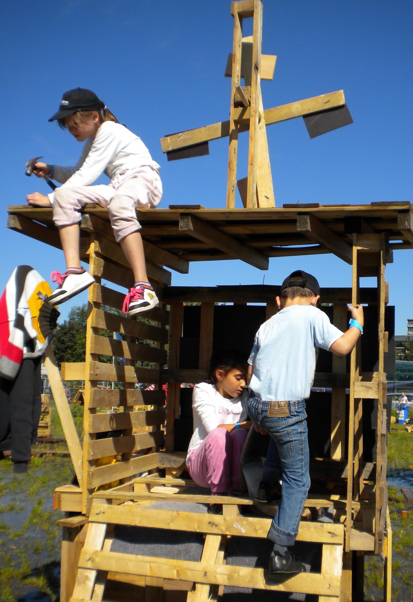 "Foto van kinderen die timmeren en zagen"