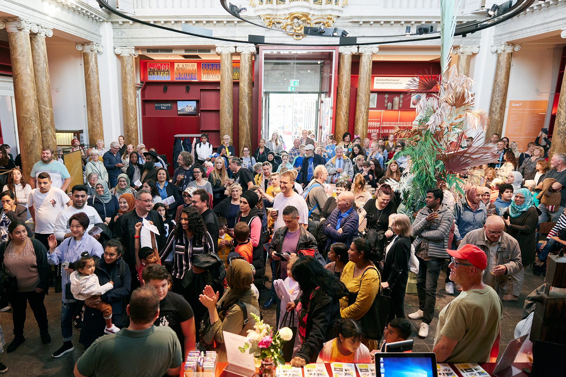 "Foto van de drukbezochte eerste wijken-welkom avond"