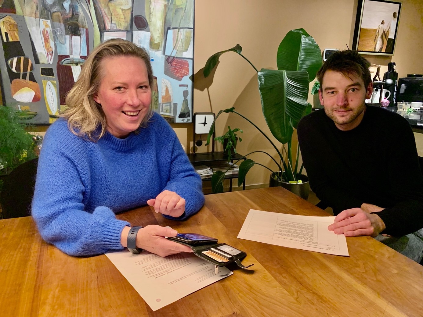 "Foto: Ursula Rutten en Mark Roest bespreken de resultaten van de toegekende wijkbudgetten."