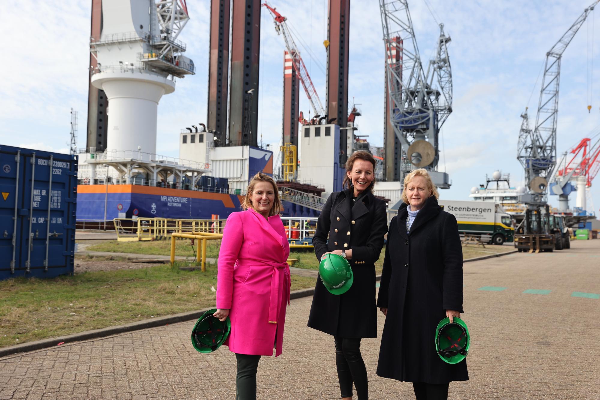 Gedeputeerde Jeannette Baljeu van de provincie Zuid-Holland, Europarlementariër Caroline Nagtegaal en de Schiedamse wethouder Antoinette Laan Foto: Dennis Wisse / Fotobureau Roel Dijkstra