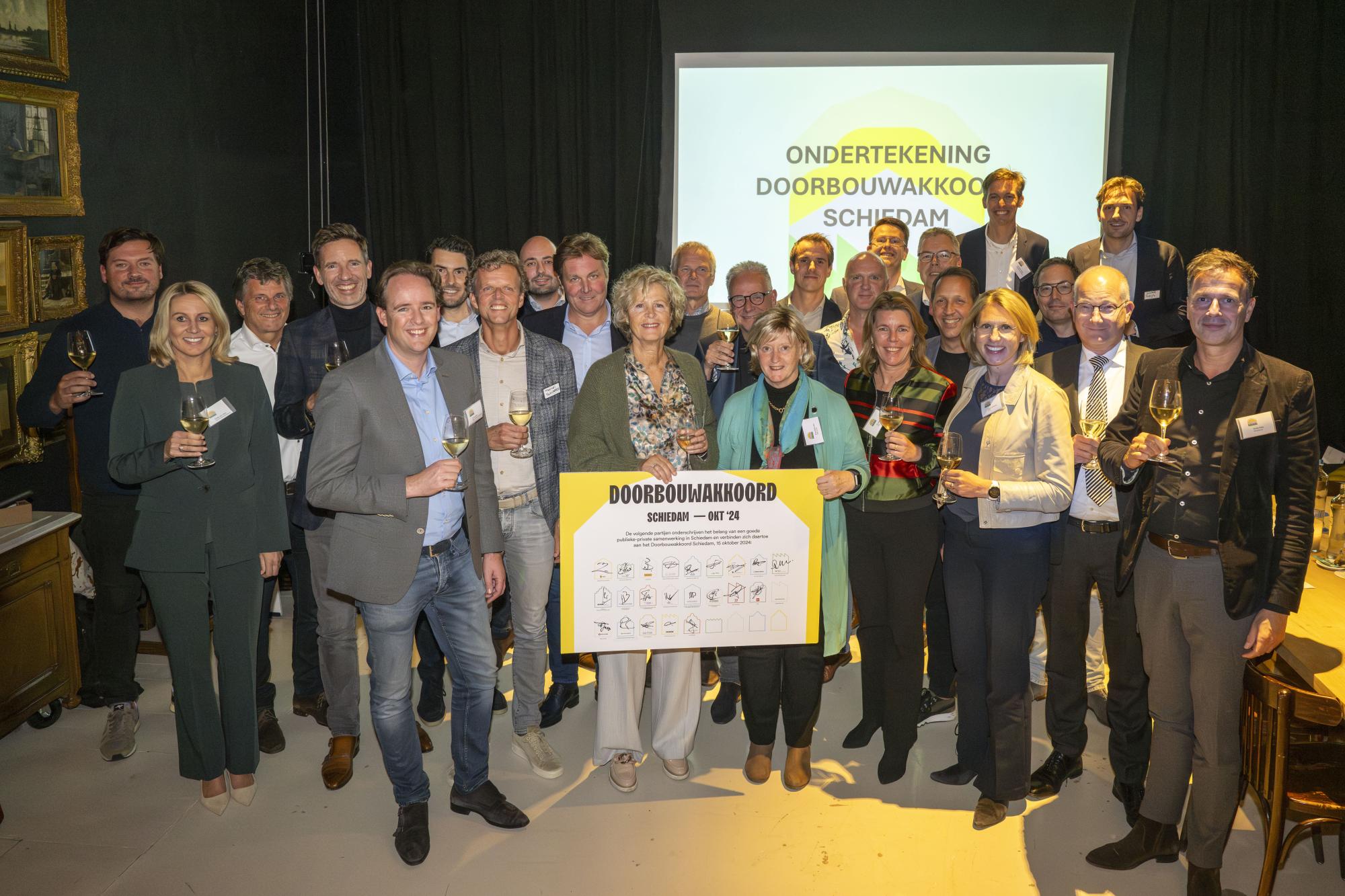 groepsfoto ondertekenaars Doorbouwakkoord