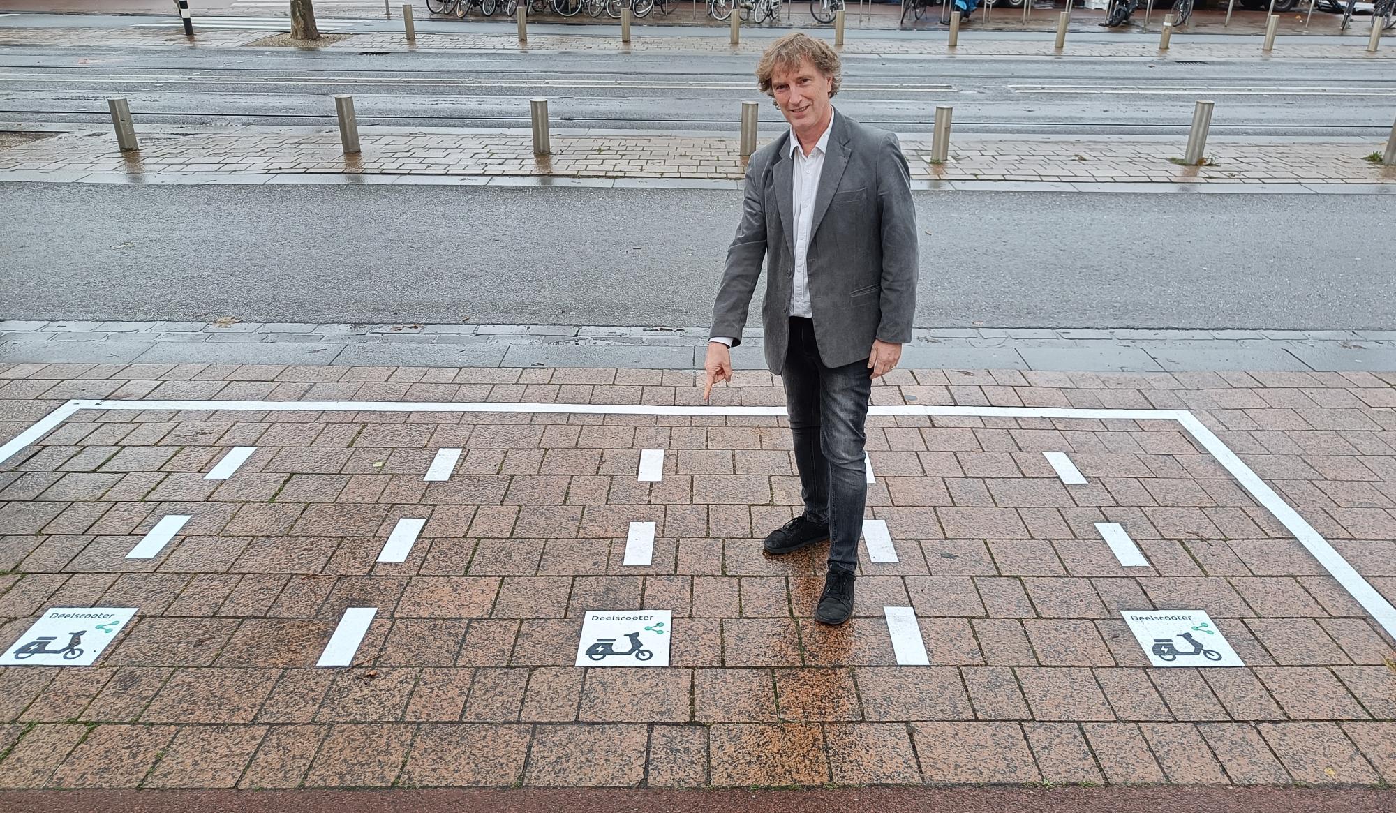 Wethouder Frans Hamerslag bij de hub aan de Broersvest ter hoogte van het Stadserf