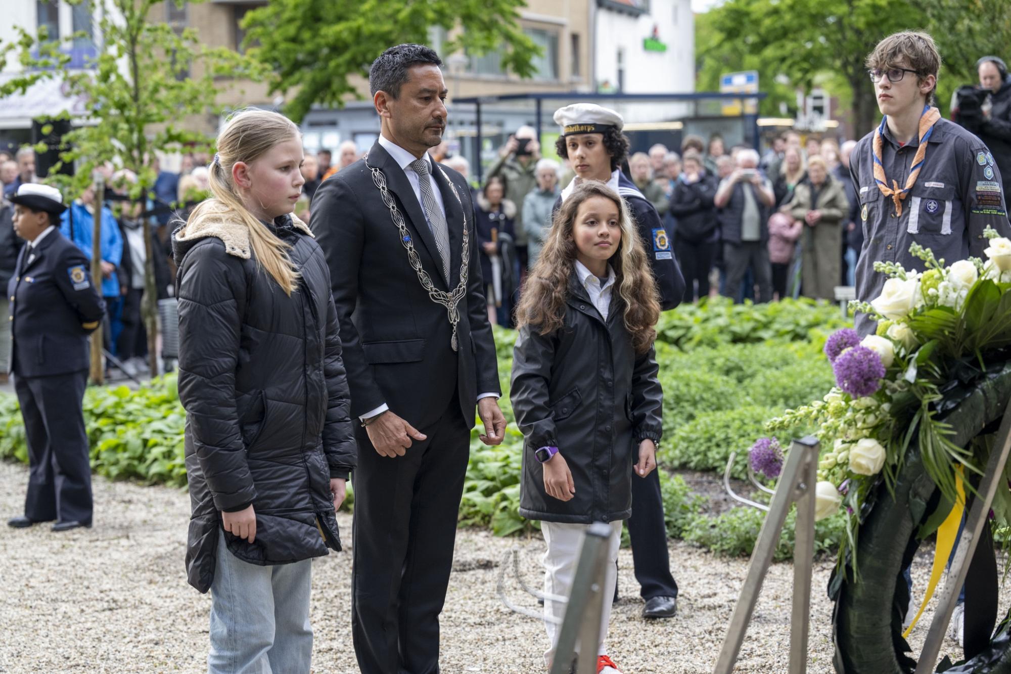 Burgemeester Harald Bergmann legt samen met Iza en Victoria namens alle inwoners van Schiedam een krans.