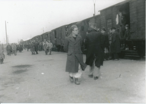 De repatriëring per trein van Nederlandse tewerkgestelden in Fallersleben, Wolfsburg rond 18 mei 1945