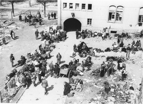 Dwangarbeiders keren terug naar huis in april 1945