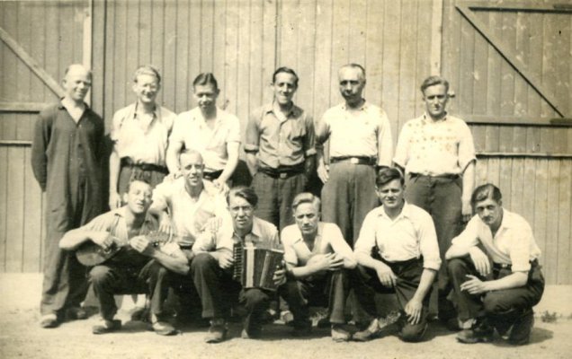 Tewerkgestelde Nederlanders na de bevrijding in een werkkamp in de omgeving van Hamburg