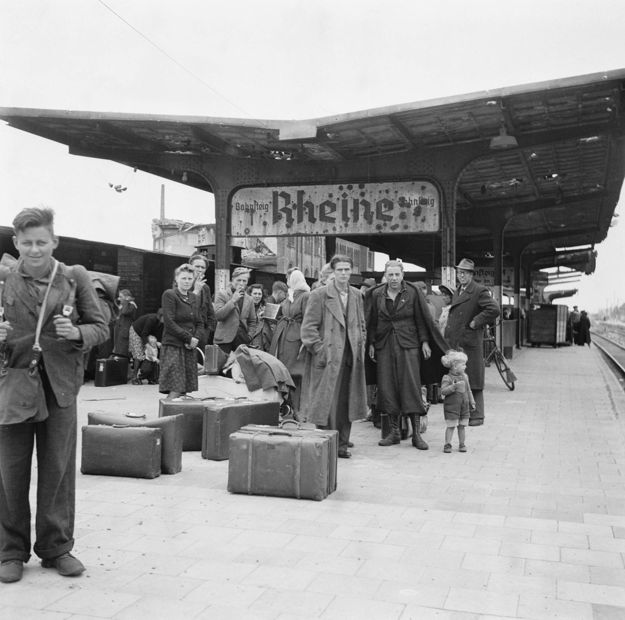 Mensen op het station in Rheine na de bevrijding in 1945
