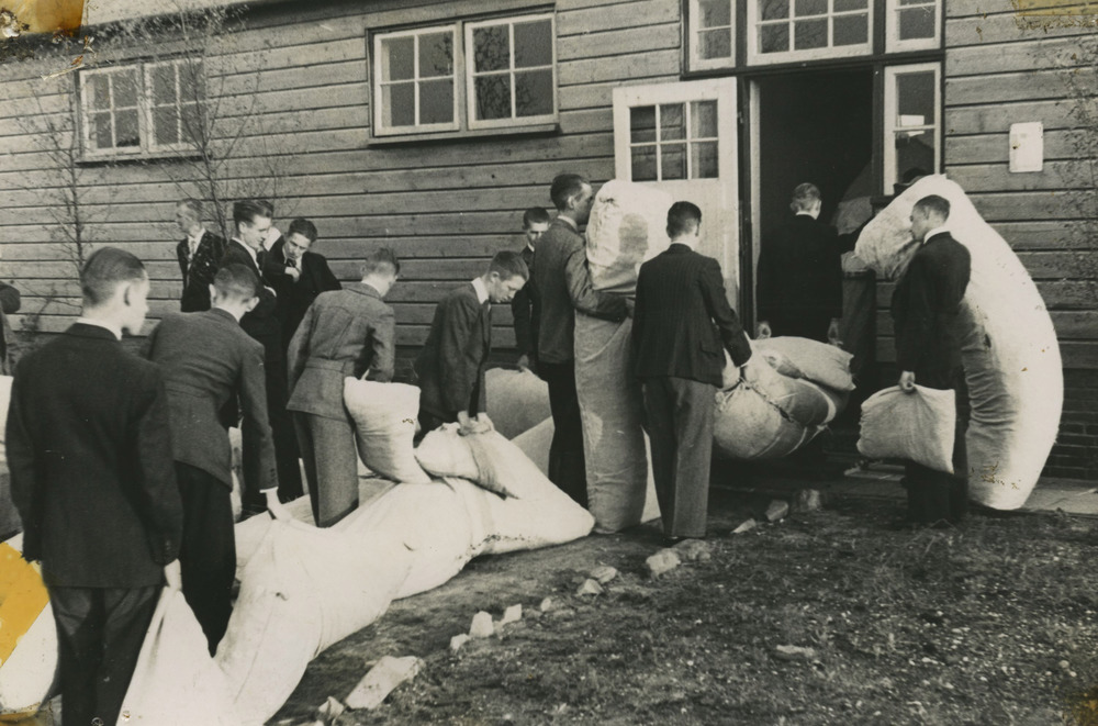 Strozakken worden barak binnengebracht in Kampen