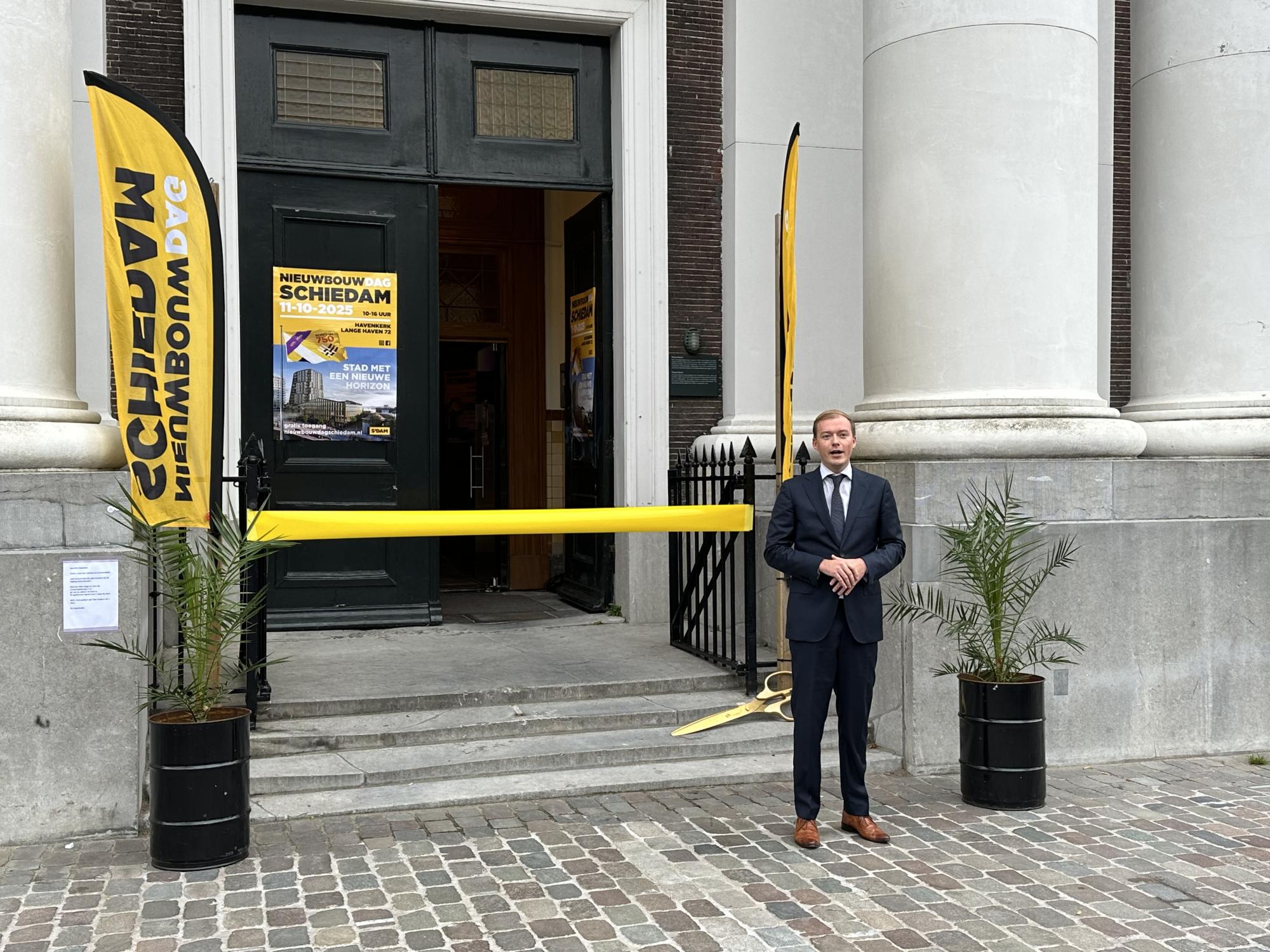 "Foto van wethouder Volkman die de Nieuwbouwdag opent"