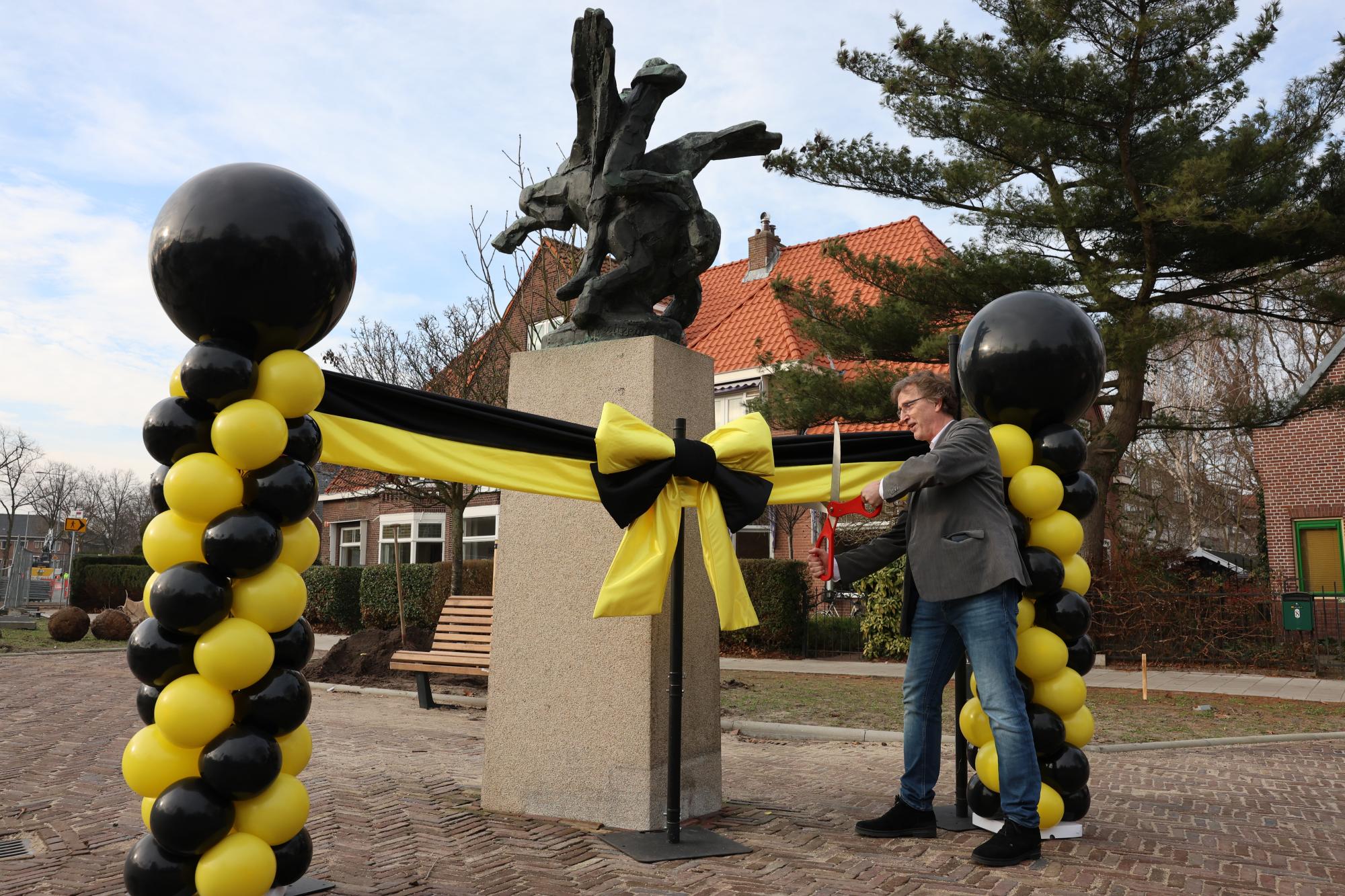 Wethouder Hamerslag onthult Pegasusbeeld