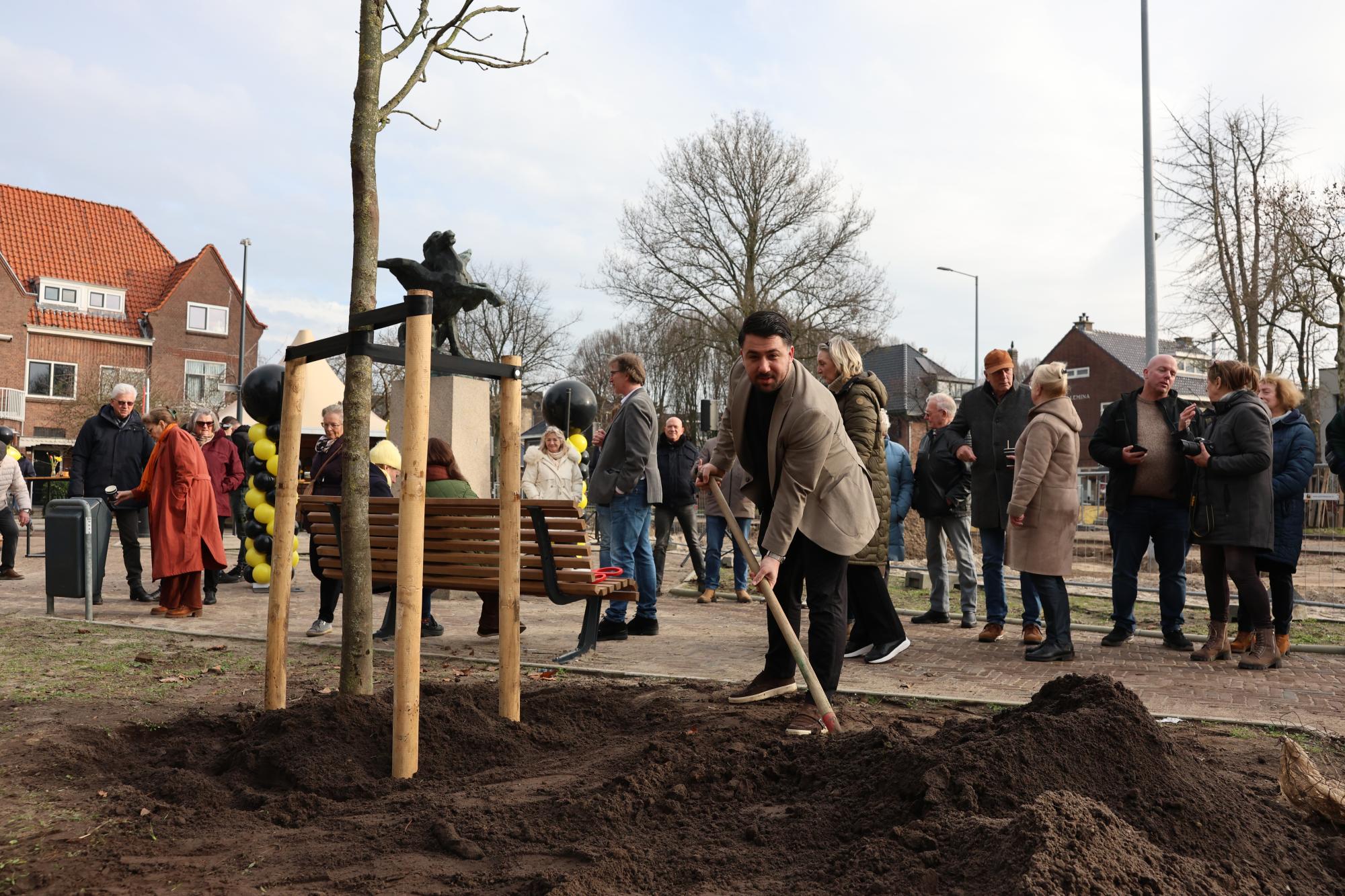 wethouder Kahramanoğlu plant de eerste boom als symbool voor de vergroening van de wijk
