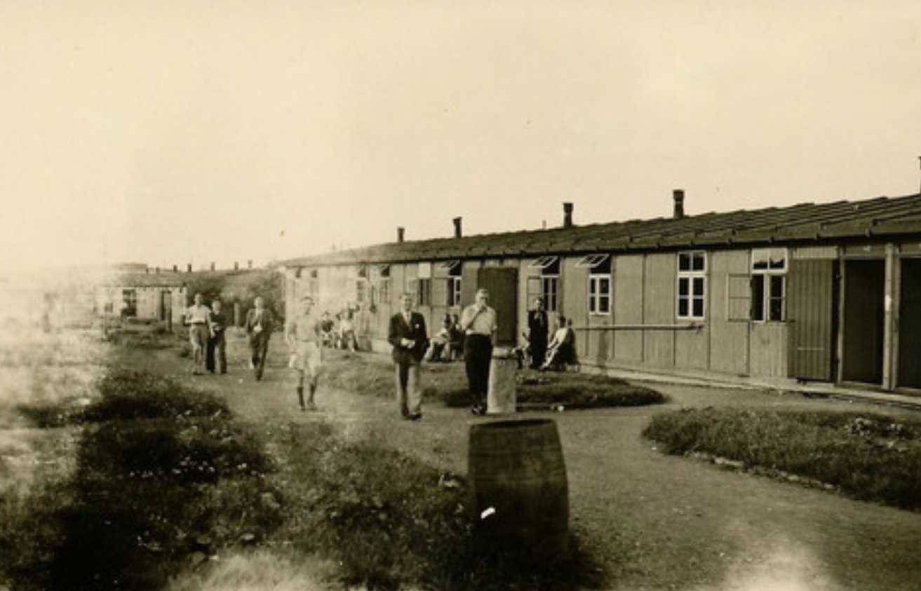 Dwangarbeiders bij hun barakken bij Stahlwerke Braunschweig Watenstedt waar munitie werd gemaakt