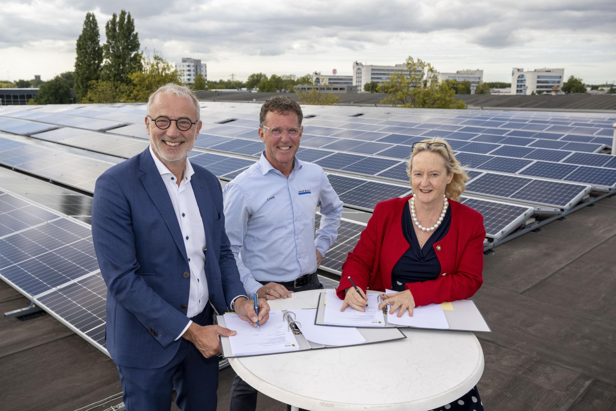 "Foto van de ondertekening met v.l.n.r. directeur-bestuurder BME Bouwmaten Nederland BV Pieter van Leusden, vestigingsmanager Louis Brouwer, wethouder Antoinette Laan"