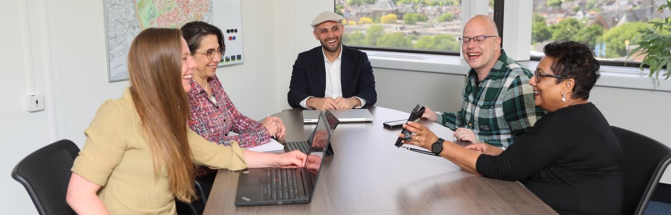 Schiedamse ambtenaren in vergadering