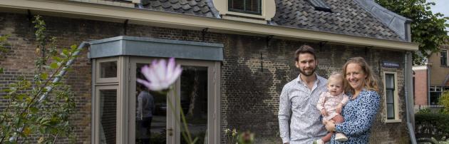 Martijn en Mascha voor hun compleet verbouwde woning