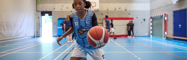 Foto van een kind dat basketbalt