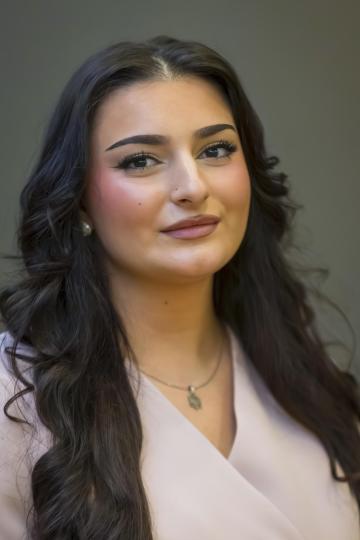 Portret Leonida Isufi